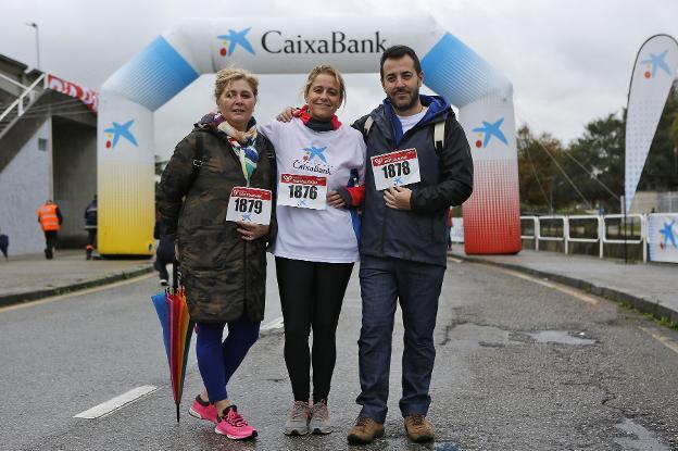 Por la izquierda, Ana Fernández, del equipo comercial de CaixaBank; Nieves Vigón, directora del área de negocio, y Emilio Rodríguez, director de oficina de Gijón. 