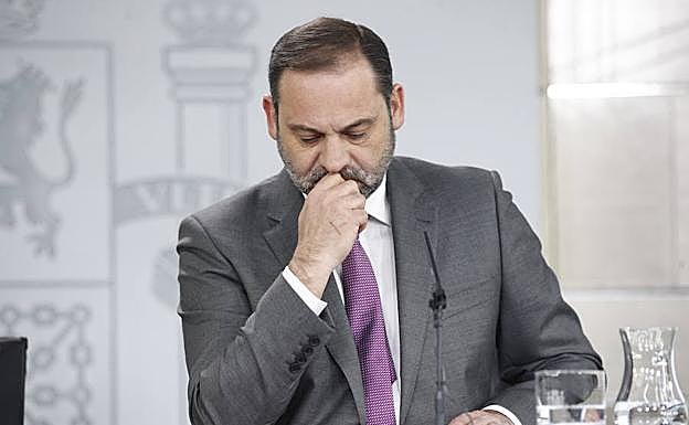 Ábalos adelanta al miércoles su visita a Asturias y se reunirá en Gijón con la alcaldesa para hablar del plan de vías