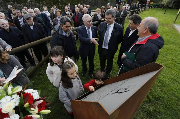 Paula, Luján y Darío, biznietos de Marino Solar, observan la placa descubierta en el área recreativa de Deva, en presencia de Antonio García (Asociación de Vecinos Peñafrancia), los ediles Manuel Arrieta y Esteban Aparicio, Antonio Migoya (Caja Rural de Gijón) y Armando Solar (hijo del homenajeado). 