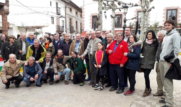 Foto de familia de la Asociación Piloñesa de Micología durante su visita a Ezcaray. 