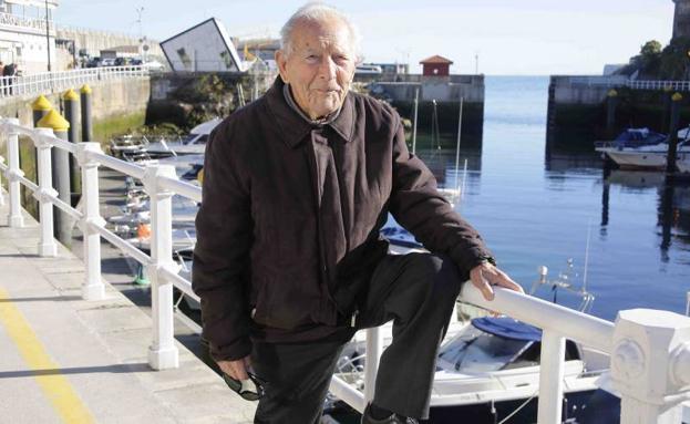 Antonio Batalla 'Machi', en el puerto de Llanes.