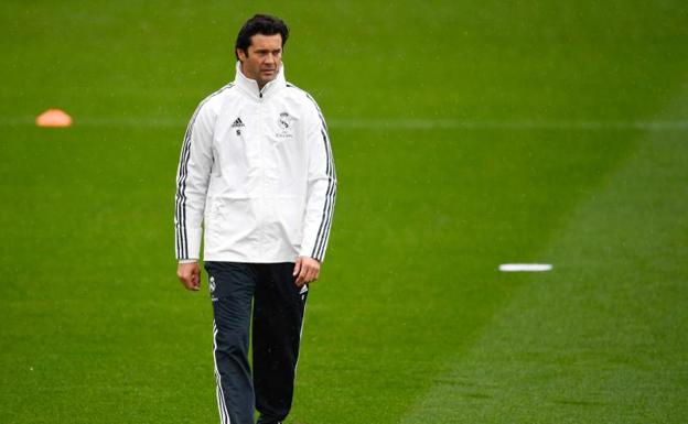 Santiago Solari, dirigiendo una sesión de entrenamiento en Valdebebas. 