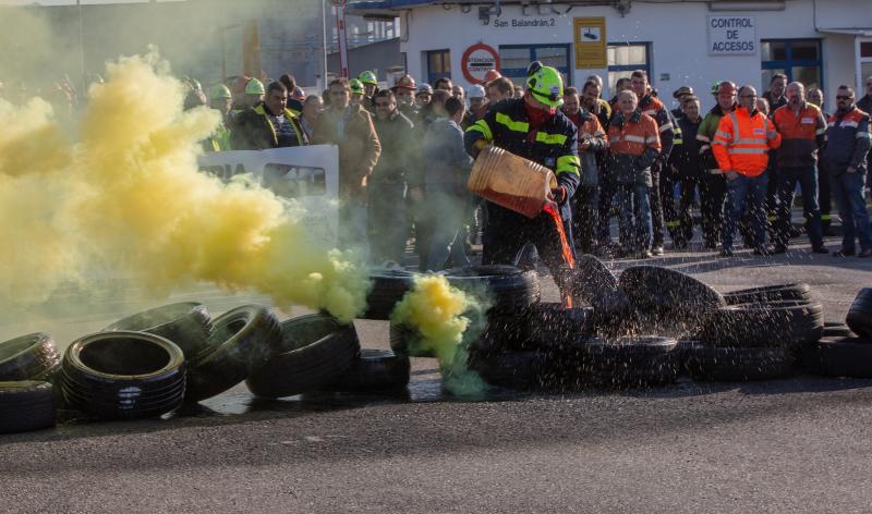 Trabajadores de Alcoa en Avilés han llevado a cabo una protesta contra el cierre de la planta frente a sus instalaciones, donde han quemando neumáticos.