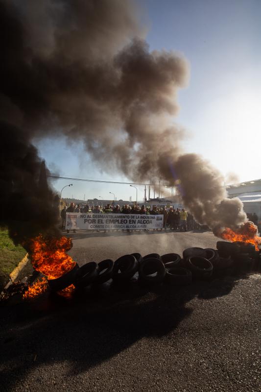 Trabajadores de Alcoa en Avilés han llevado a cabo una protesta contra el cierre de la planta frente a sus instalaciones, donde han quemando neumáticos.