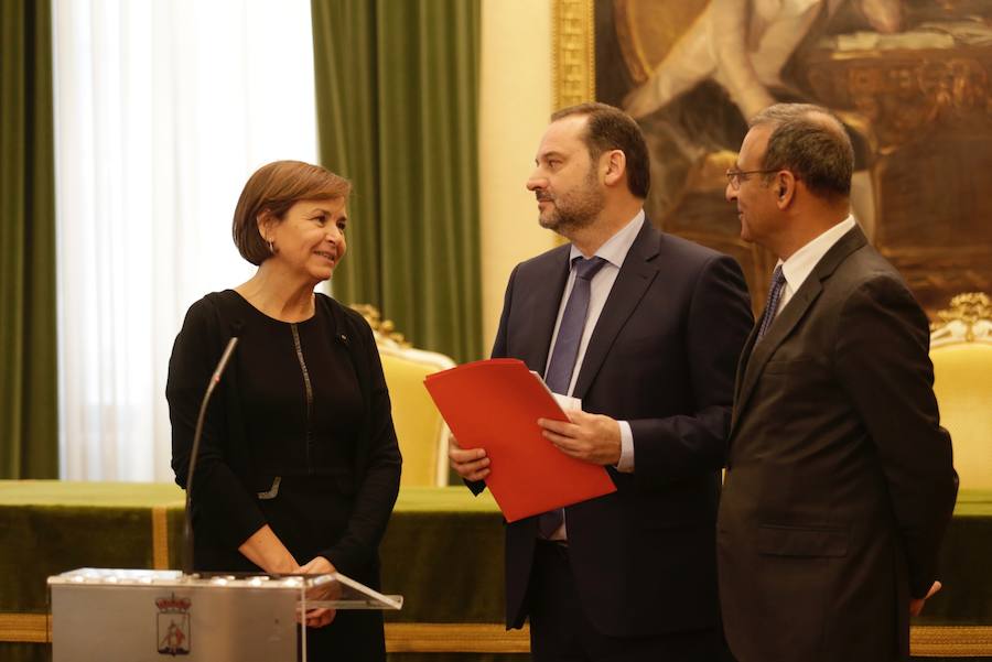 El ministro de Fomento, José Luis Ábalos, se reunió este jueves con el alcalde de Oviedo, Wenceslao López, en el Ayuntamiento. Más tarde, se desplazó a Gijón para reunirse con la alcaldesa de la ciudad, Carmen Moriyón.