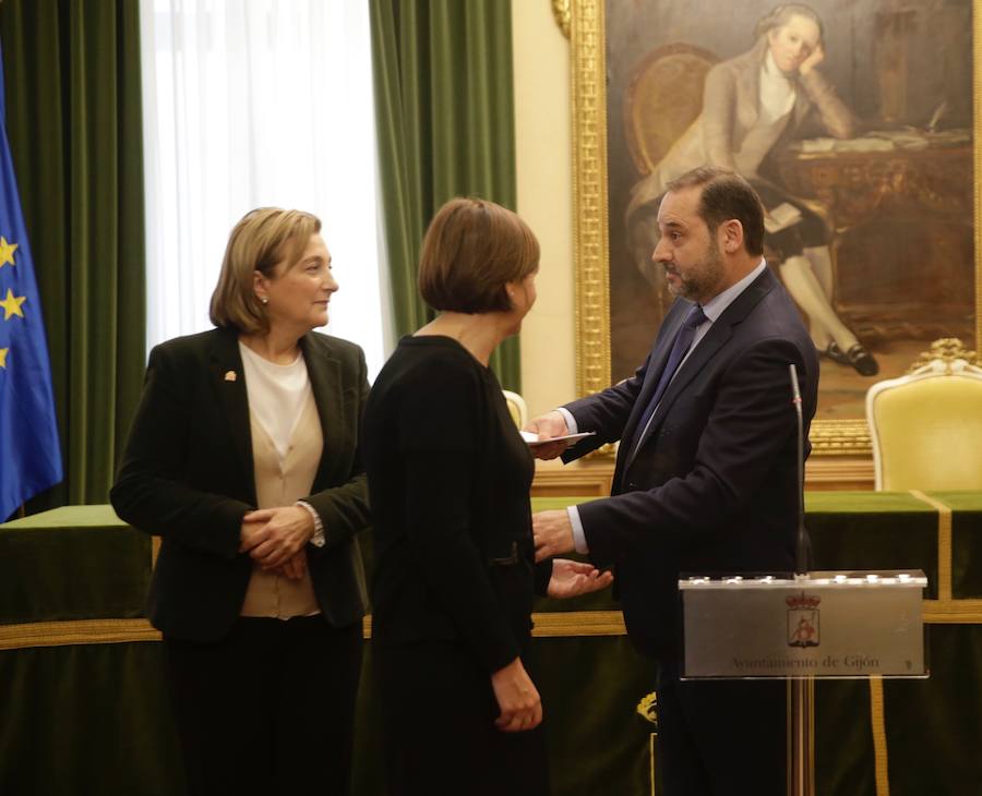 El ministro de Fomento, José Luis Ábalos, se reunió este jueves con el alcalde de Oviedo, Wenceslao López, en el Ayuntamiento. Más tarde, se desplazó a Gijón para reunirse con la alcaldesa de la ciudad, Carmen Moriyón.