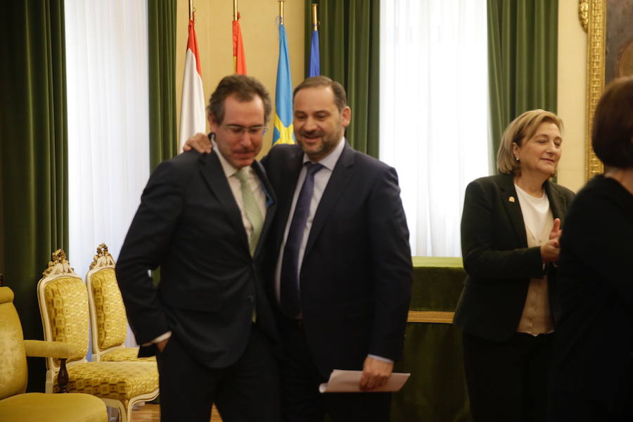El ministro de Fomento, José Luis Ábalos, se reunió este jueves con el alcalde de Oviedo, Wenceslao López, en el Ayuntamiento. Más tarde, se desplazó a Gijón para reunirse con la alcaldesa de la ciudad, Carmen Moriyón.