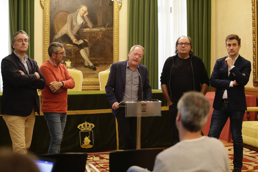 El ministro de Fomento, José Luis Ábalos, se reunió este jueves con el alcalde de Oviedo, Wenceslao López, en el Ayuntamiento. Más tarde, se desplazó a Gijón para reunirse con la alcaldesa de la ciudad, Carmen Moriyón.