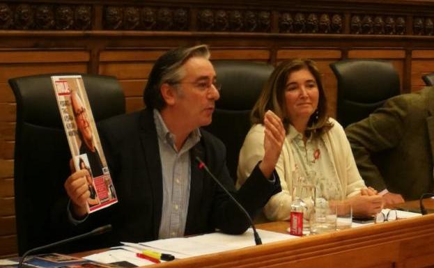 González muestra el montaje de Suárez del Fueyo en '¡Hola!'. 
