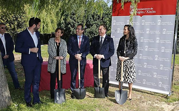 Acto de colocación en mayo de la primera piedra de la Incubadora Equilibria en el Parque Científico y Tecnológico: Rubén Hidalgo, Carmen Moriyón, Fernando Couto, Félix Baragaño, y Yolanda Vázquez. 