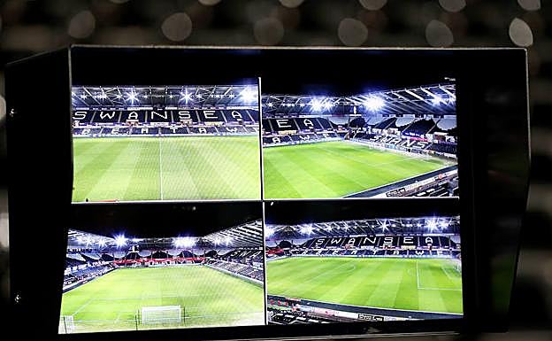 Pantalla con indicaciones de cómo se usa el VAR en un partido de la FA Cup. 