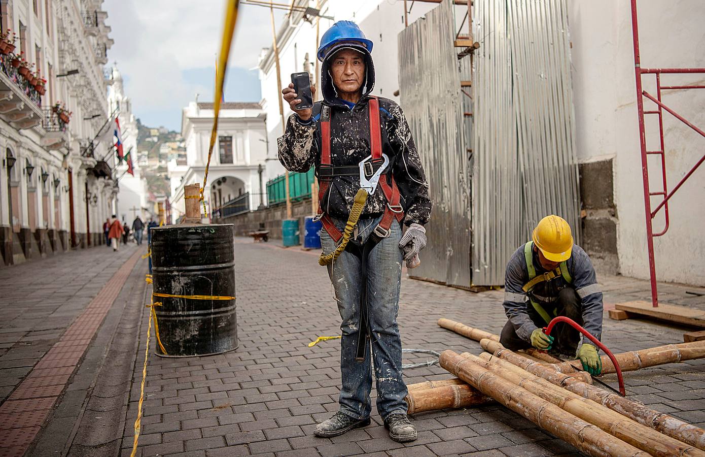 El mundo tiene alrededor de 7.500 millones de habitantes de los que unos 3.000 disponen de teléfono inteligente. Las abrumadoras cifras continúan creciendo a enorme velocidad y hay proyecciones que hablan de un 70 % de la población mundial conectada a Internet desde estos pequeños artilugios, que se han convertido en una parte más del paisaje global. Hay quien asegura que para 2020 habrá más personas con smartphones que con agua corriente.