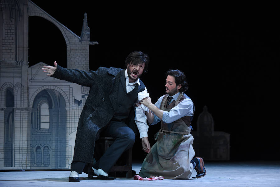 'Tosca' alzó el telón del Teatro Campoamor para encandilar al público ovetense. La obra de Puccini es una de las más escuchadas de la historia de la temporada de la Ópera de Oviedo, pero no defrauda. Para esta edición se han programado un total de cinco funciones.