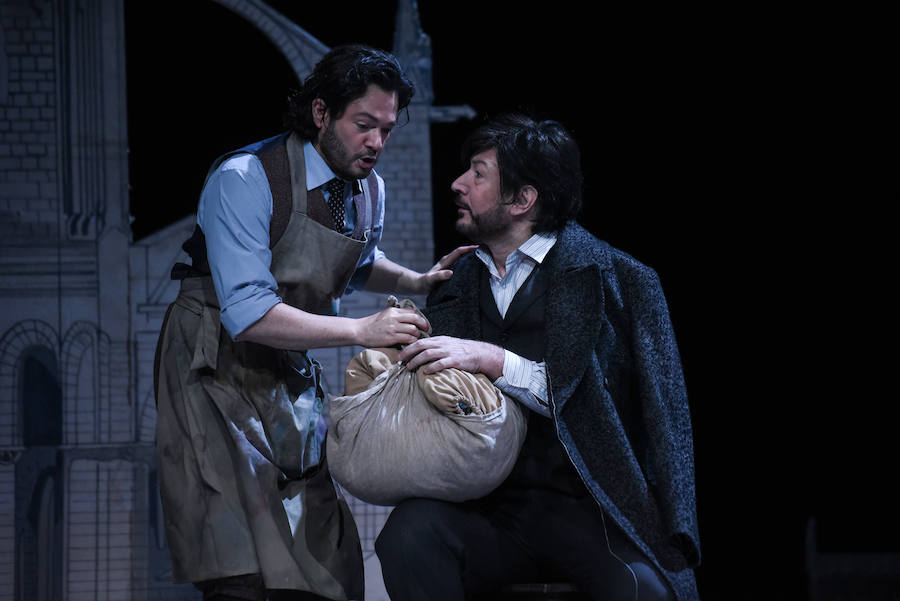 'Tosca' alzó el telón del Teatro Campoamor para encandilar al público ovetense. La obra de Puccini es una de las más escuchadas de la historia de la temporada de la Ópera de Oviedo, pero no defrauda. Para esta edición se han programado un total de cinco funciones.