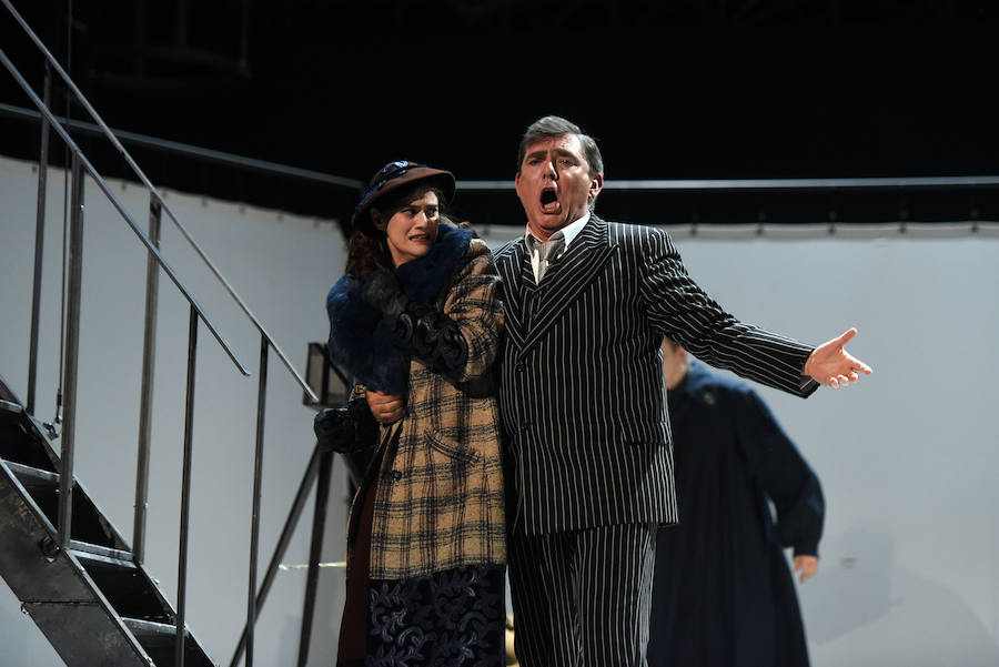 'Tosca' alzó el telón del Teatro Campoamor para encandilar al público ovetense. La obra de Puccini es una de las más escuchadas de la historia de la temporada de la Ópera de Oviedo, pero no defrauda. Para esta edición se han programado un total de cinco funciones.