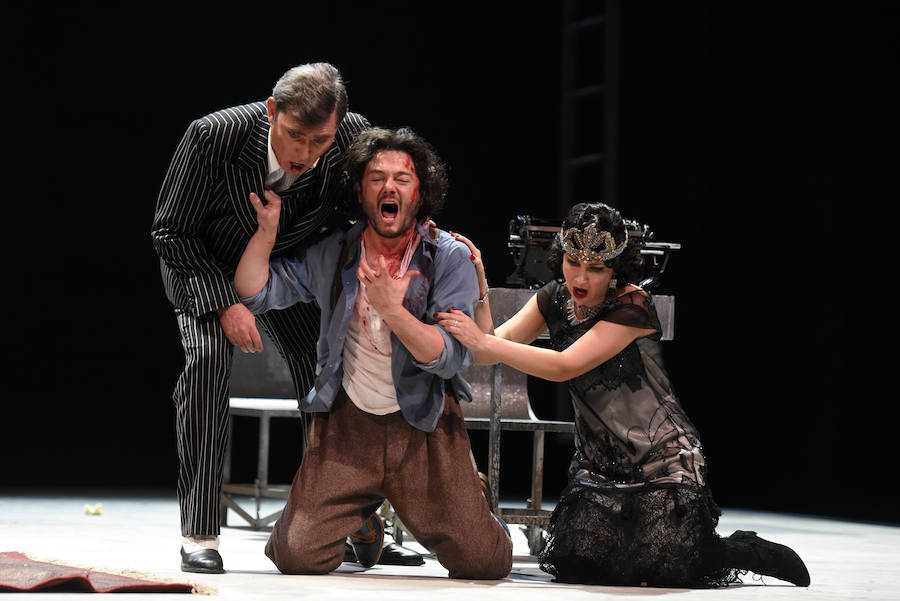 'Tosca' alzó el telón del Teatro Campoamor para encandilar al público ovetense. La obra de Puccini es una de las más escuchadas de la historia de la temporada de la Ópera de Oviedo, pero no defrauda. Para esta edición se han programado un total de cinco funciones.