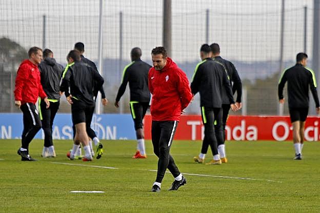 Baraja espera a que sus futbolistas realicen los ejercicios de calentamiento.