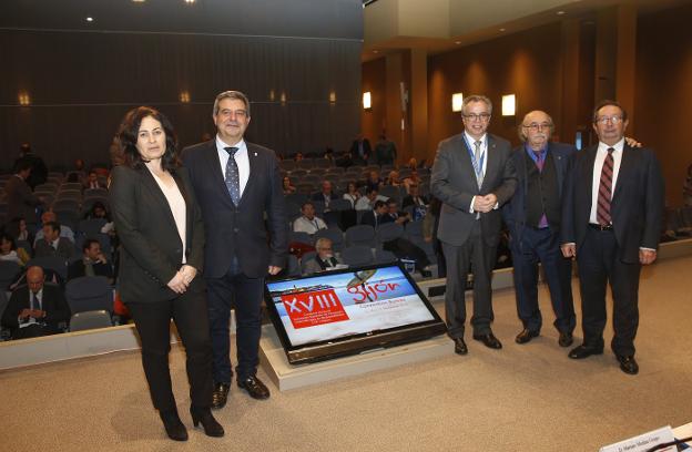 La directora general de Justicia, Encarnación Vicente; el concejal de Seguridad Ciudadana, Esteban Aparicio; el secretario general de la asociación, Javier López; el presidente, Mariano Medina, y el codirector del congreso, José Luis Nava, durante el acto inaugural en el recinto ferial.