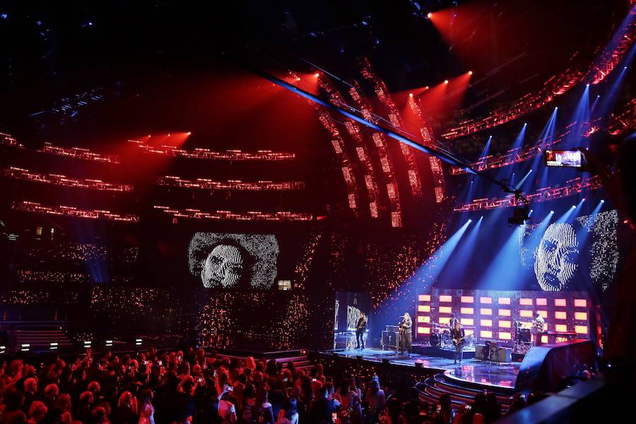 La banda Mana se presenta durante la XIX ceremonia anual de los Premios Grammy Latinos.