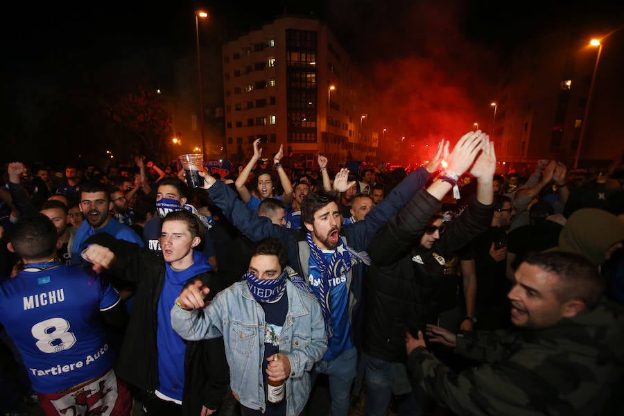 Fotos: Derbi Oviedo - Sporting: La afición azul anima a su equipo en el Tartiere