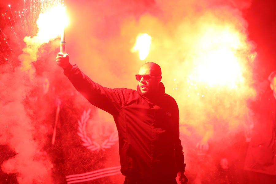 Fotos: Derbi Oviedo - Sporting: La afición azul anima a su equipo en el Tartiere