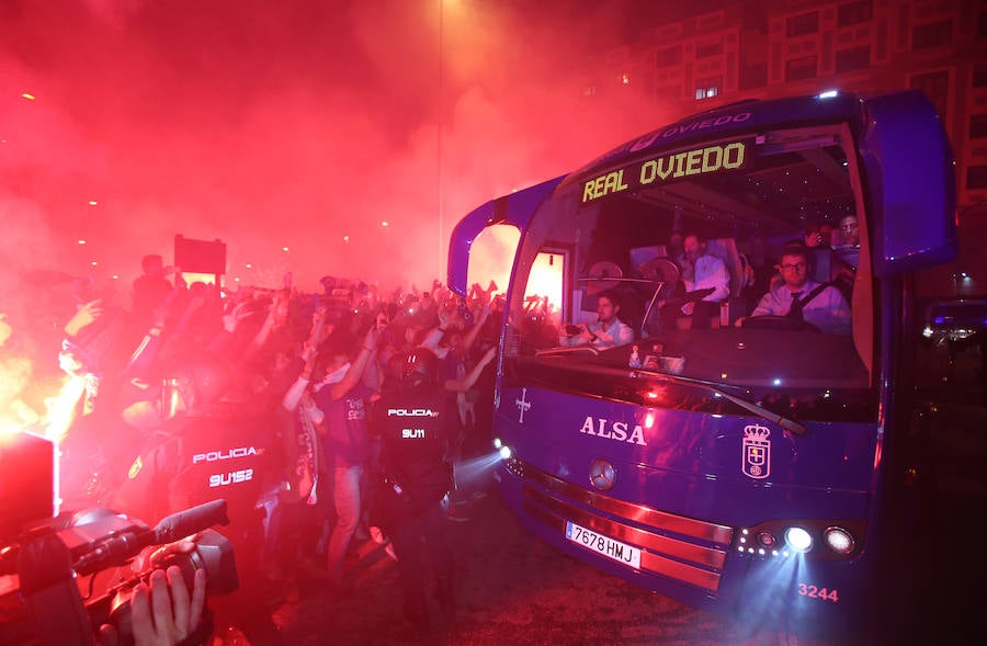 Fotos: Derbi Oviedo - Sporting: La afición azul anima a su equipo en el Tartiere