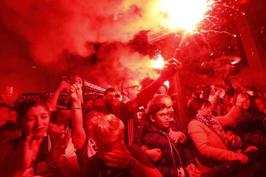 Fotos: Derbi Oviedo - Sporting: La afición azul anima a su equipo en el Tartiere