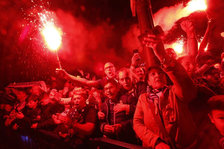 Fotos: Derbi Oviedo - Sporting: La afición azul anima a su equipo en el Tartiere