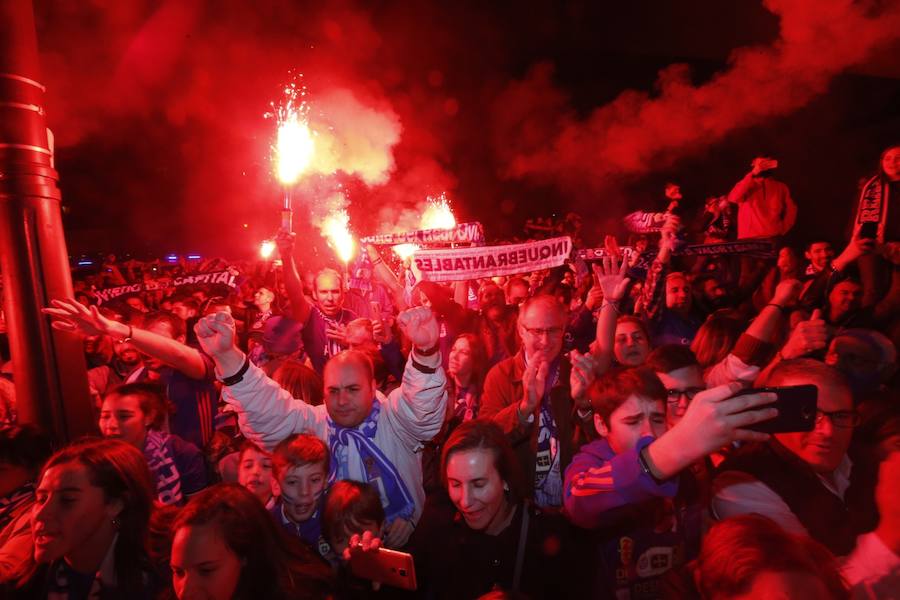 Fotos: Derbi Oviedo - Sporting: La afición azul anima a su equipo en el Tartiere