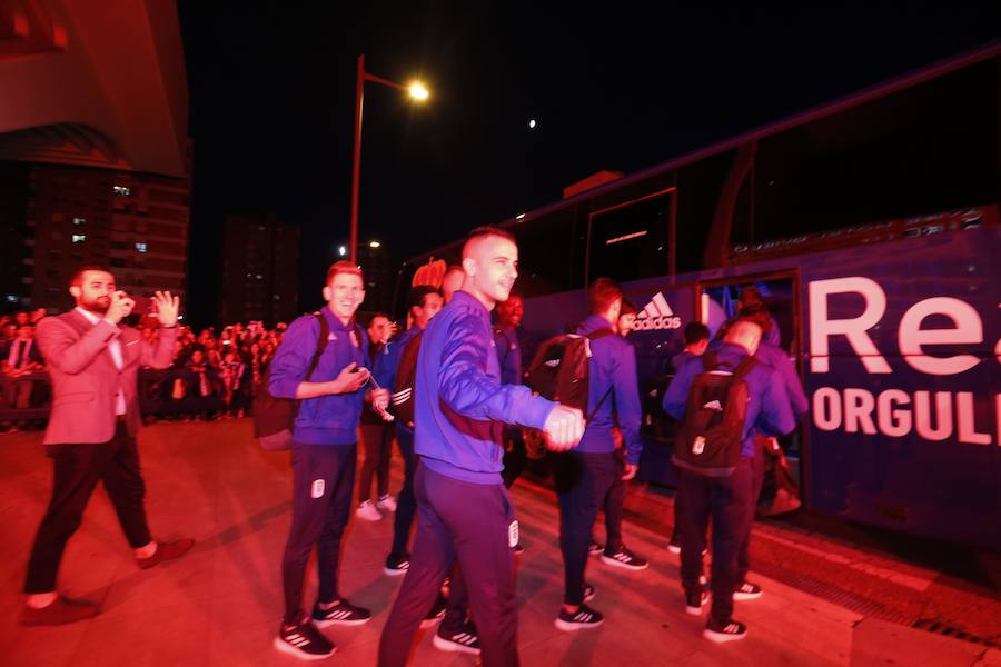 Fotos: Derbi Oviedo - Sporting: La afición azul anima a su equipo en el Tartiere