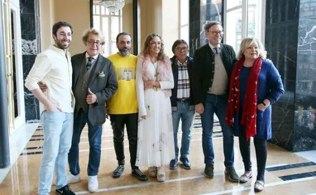 Daniel Rabaneda, José Víctor Rodríguez, Juan Carlos Mesa, Graciela Suárez, Roberto Sánchez Ramos, José Luis Medina y Nelsy Chelala, ayer, en el Salón de Té. :: ALEX PIÑA