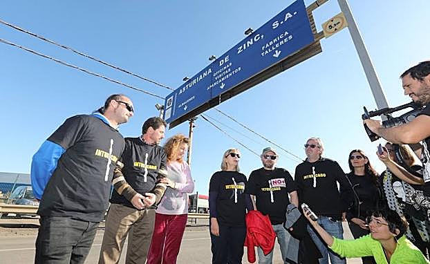 Los intoxicados, esta mañana en la acampada que mantienen ante la factoría. 