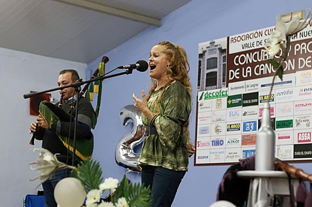 Una intérprete actúa con Valentín Fuente a la gaita. 