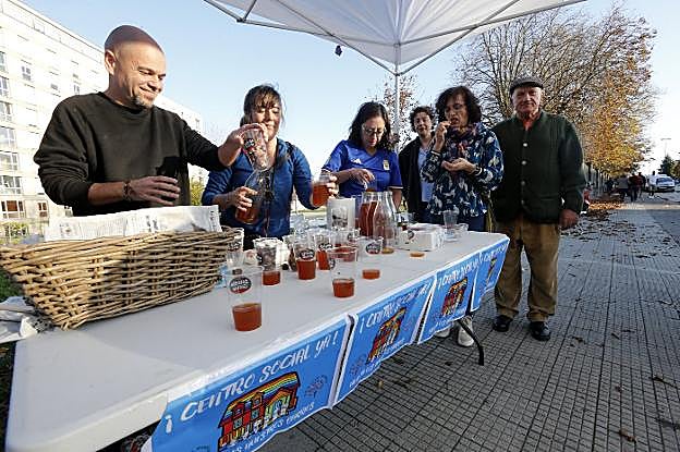 Nacio González, a la izquierda, con otros asistentes al amagüestu del Truébano. 