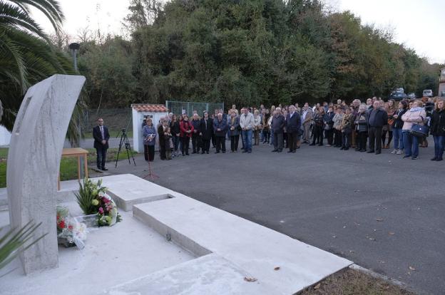 Concentración de homenaje a las víctimas ante el monolito que recuerda el suceso, en el parque de la Herrería de Colombres. 