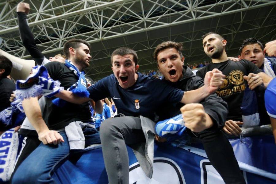 La afición del Real Oviedo explotó de alegría en el Tartiere ante el triunfo de su equipo.