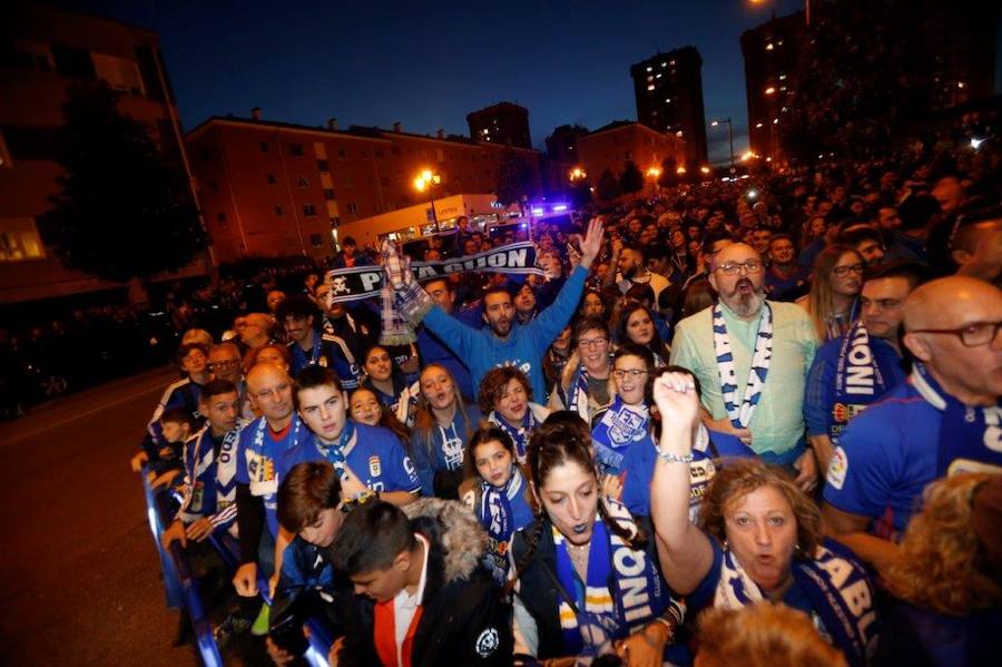 La afición del Real Oviedo explotó de alegría en el Tartiere ante el triunfo de su equipo.