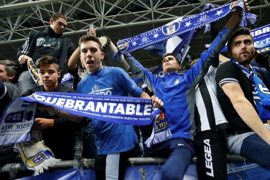 La afición del Real Oviedo explotó de alegría en el Tartiere ante el triunfo de su equipo.