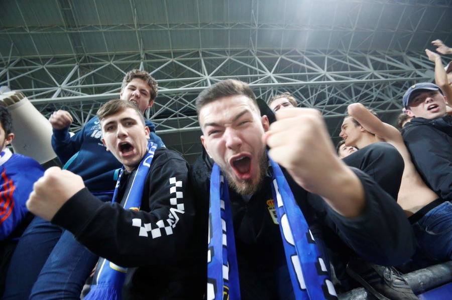 La afición del Real Oviedo explotó de alegría en el Tartiere ante el triunfo de su equipo.