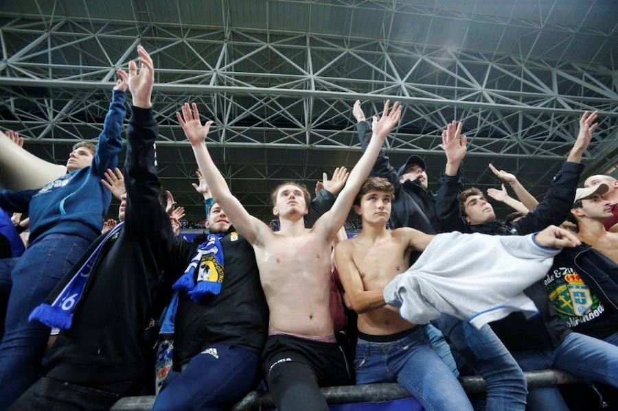 La afición del Real Oviedo explotó de alegría en el Tartiere ante el triunfo de su equipo.