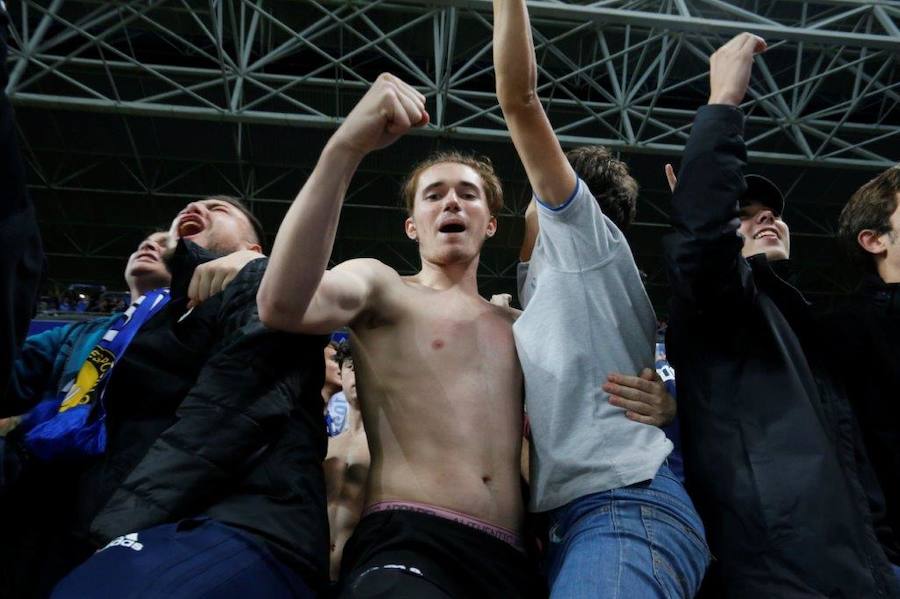 La afición del Real Oviedo explotó de alegría en el Tartiere ante el triunfo de su equipo.