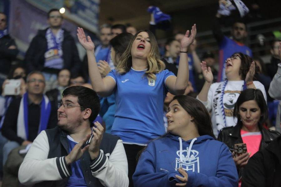 La afición del Real Oviedo explotó de alegría en el Tartiere ante el triunfo de su equipo.