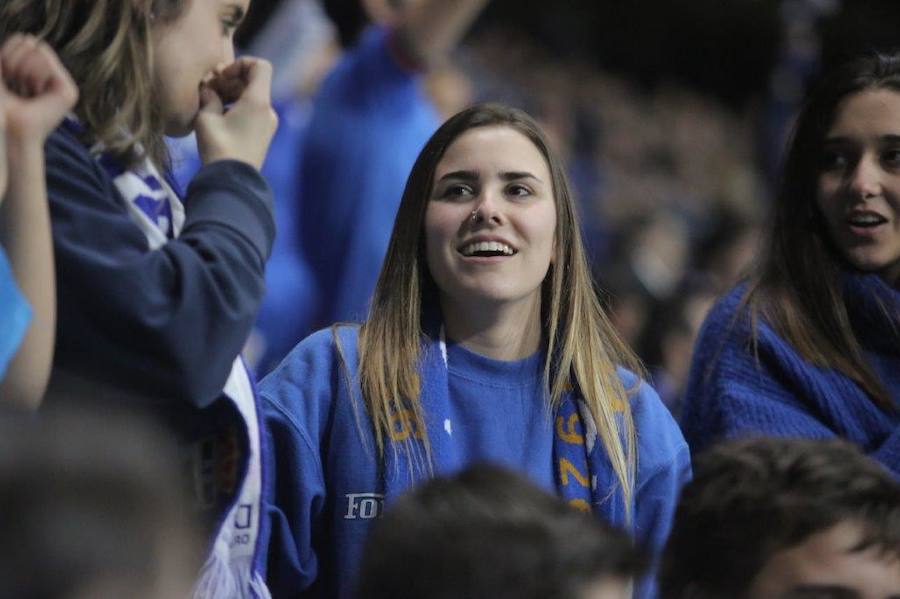 La afición del Real Oviedo explotó de alegría en el Tartiere ante el triunfo de su equipo.