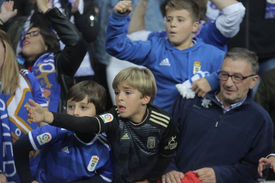 La afición del Real Oviedo explotó de alegría en el Tartiere ante el triunfo de su equipo.