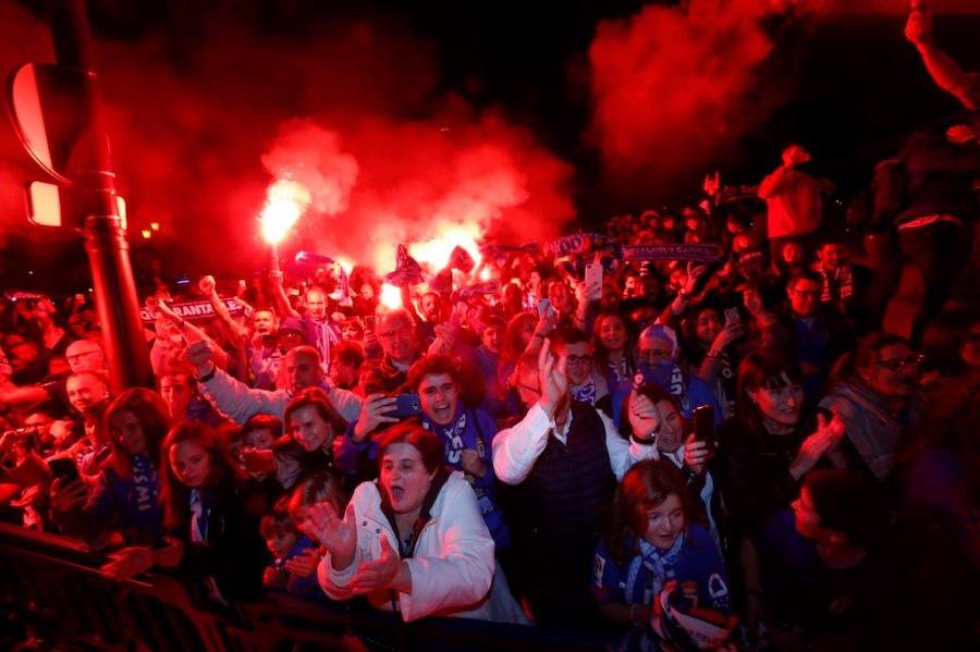 La afición del Real Oviedo explotó de alegría en el Tartiere ante el triunfo de su equipo.