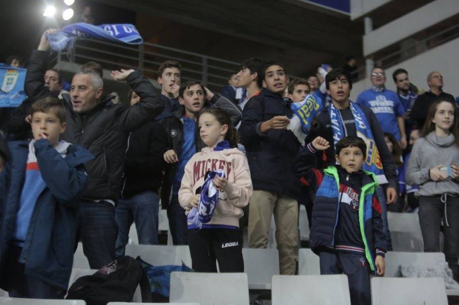 La afición del Real Oviedo explotó de alegría en el Tartiere ante el triunfo de su equipo.