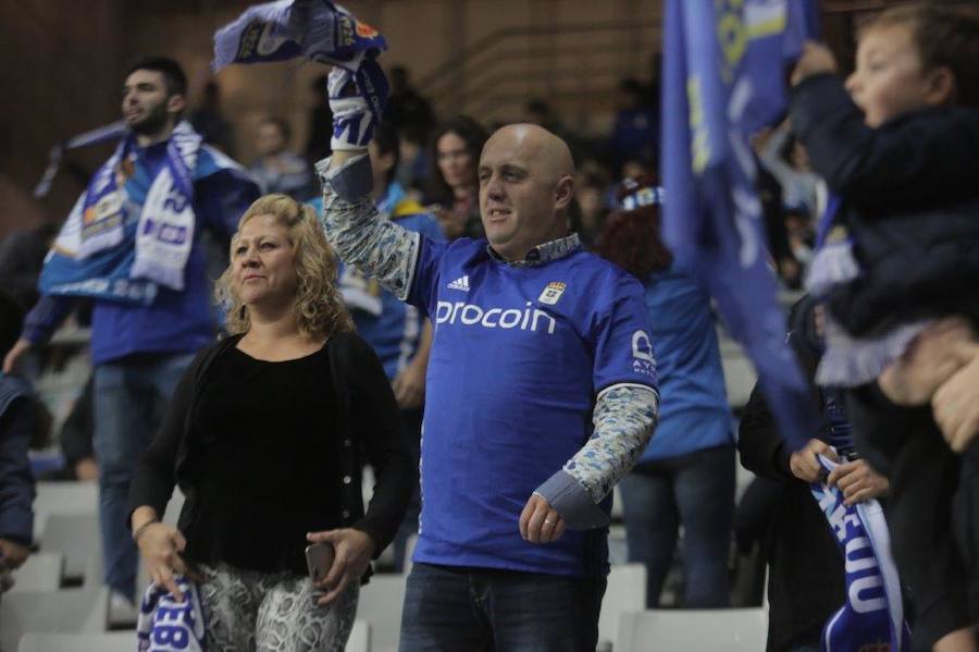 La afición del Real Oviedo explotó de alegría en el Tartiere ante el triunfo de su equipo.