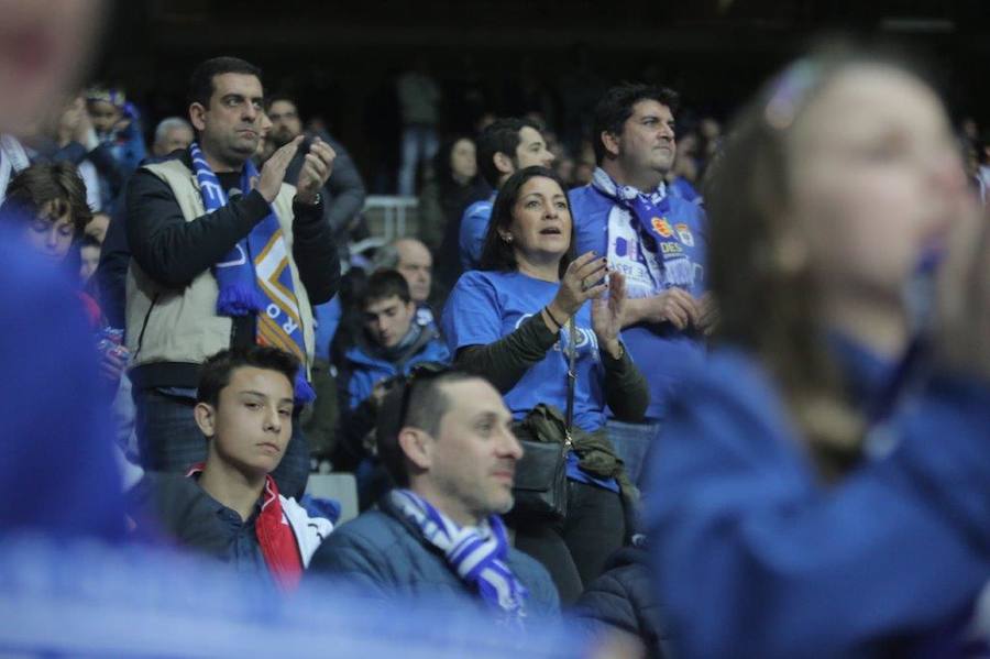 La afición del Real Oviedo explotó de alegría en el Tartiere ante el triunfo de su equipo.