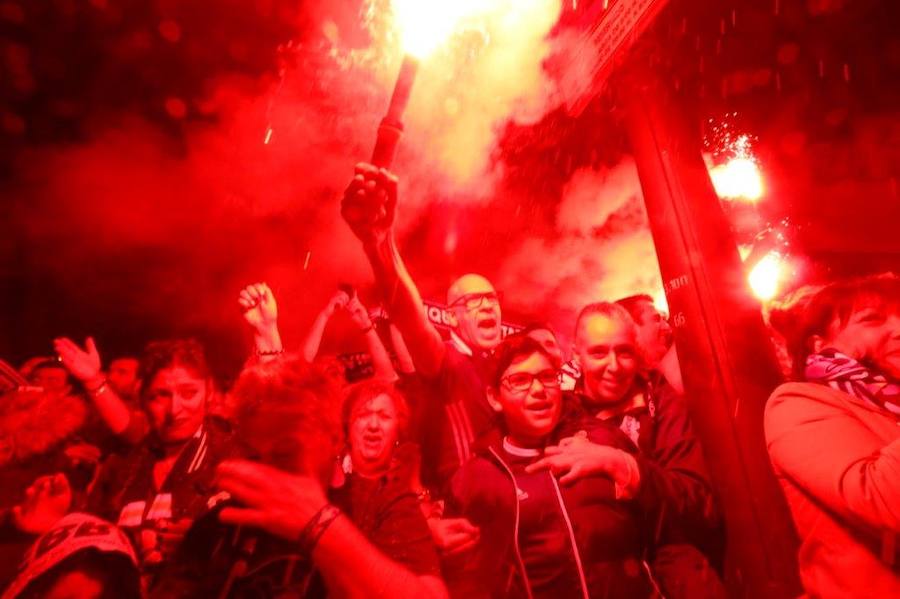 La afición del Real Oviedo explotó de alegría en el Tartiere ante el triunfo de su equipo.