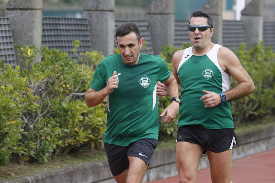 El atleta lavianés Héctor Moro corre en las pistas de atletismo del Club Natación Santa Olaya, una Maratón Solidaria, a favor de la Fundación Josep Carreras contra la Leucemia.